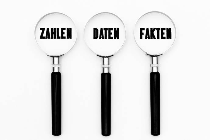 Foto: Lupen mit Schriftzug Zahlen, Daten und Fakten darunter