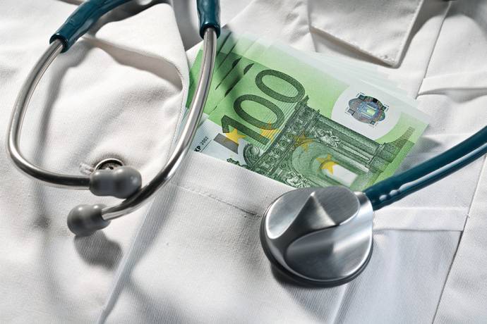 Foto: Stethoskop und Hunderteuroscheine